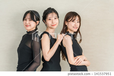 身穿黑色衣服的女性,形象與護膚、美容和美白有關(美容、化妝、化妝品)。 身穿黑色衣服的女性,形象與護膚、美容和美白有關(美容、化妝、化妝品)。 141537951