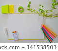 一張工作台，上面放著色鉛筆和文具。 141538503