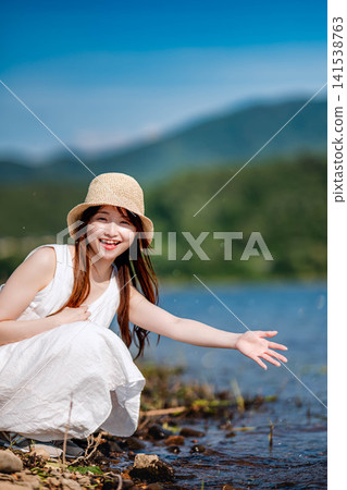 女孩在河上玩 女孩在河上玩 141538763