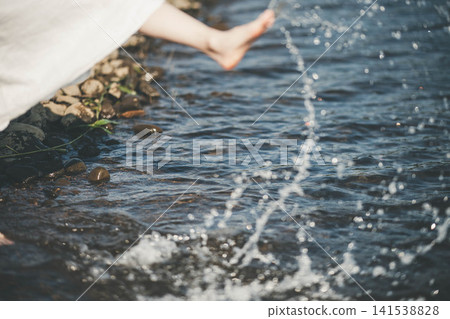雙腳踢動水面，濺起水花。 141538828