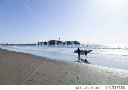 湘南空沼海灘：江之島與衝浪者的剪影 141538863