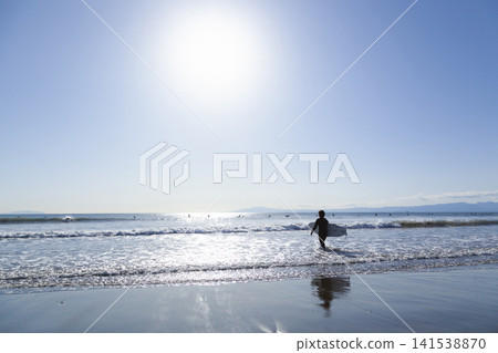 湘南久沼海灘:陽光明媚,藍天白雲,衝浪者們正躍入大海。 湘南久沼海灘:陽光明媚,藍天白雲,衝浪者們正躍入大海。 141538870