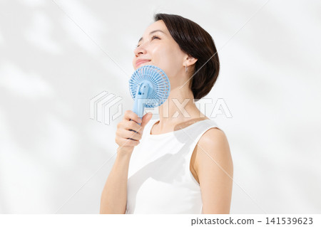 一名女子正在降溫 一名女子正在降溫 141539623
