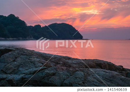 晨曦溫柔地灑滿海岸線。 晨曦溫柔地灑滿海岸線。 141540639