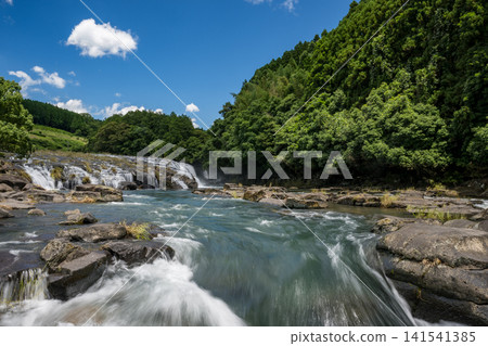 在菊池峽下游流淌著大量水的橫ko的壯麗景色 141541385