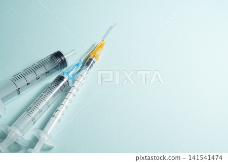 一支注射器,其乾淨的淺藍色給人一種醫療護理的感覺。 一支注射器,其乾淨的淺藍色給人一種醫療護理的感覺。 141541474
