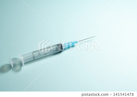 一張淺藍色注射器的照片，讓人聯想到醫療場景。 141541478