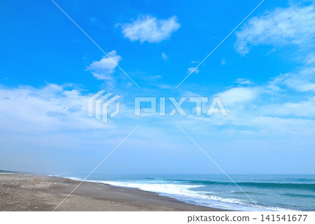 奧入瀨町海濱公園的藍天、沙灘和雲朵 奧入瀨町海濱公園的藍天、沙灘和雲朵 141541677