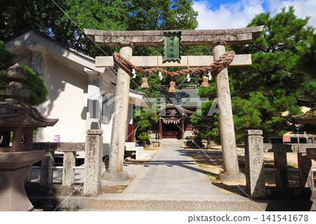 這是供奉吉田書院的松陰神社內的一景。一座莊嚴的木製鳥居。 這是供奉吉田書院的松陰神社內的一景。一座莊嚴的木製鳥居。 141541678