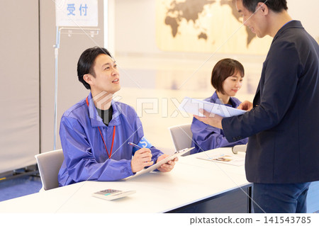 活動接待處工作人員為賓客提供協助 141543785