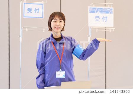 女性工作人員在活動接待處迎接來賓。 141543803