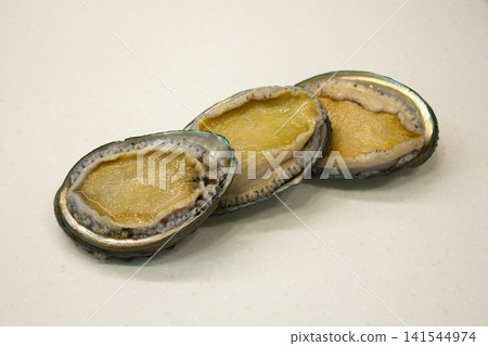 These are thoroughly washed abalones. These are thoroughly washed abalones. 141544974
