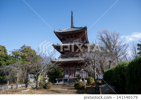 The One-Night Tower remaining at Hoshakuji Temple at the foot of Yamazaki Castle. The One-Night Tower remaining at Hoshakuji Temple at the foot of Yamazaki Castle. 141546579