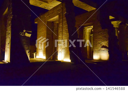 科姆翁布神廟,夜幕降臨,燈火輝煌。 科姆翁布神廟,夜幕降臨,燈火輝煌。 141546588