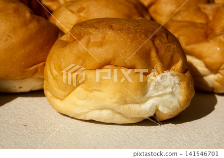 There are several dinner rolls. There are several dinner rolls. 141546701
