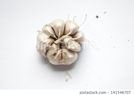 Garlic on a white background. 141546707