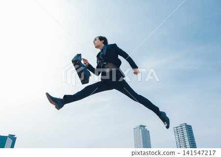 一名商人，映襯在藍天下 141547217