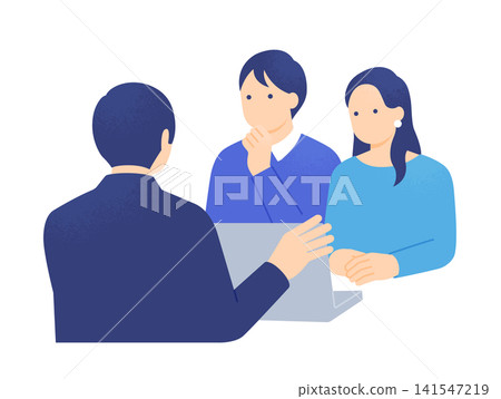 圖:一對夫婦(上半身)正全神貫注地聽房地產經紀人講解,同時看著電腦螢幕。 圖:一對夫婦(上半身)正全神貫注地聽房地產經紀人講解,同時看著電腦螢幕。 141547219