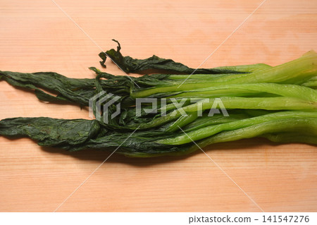 Boiled komatsuna on a cutting board 141547276