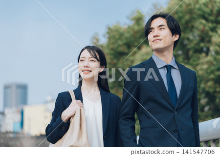 男人和女人穿西裝 141547706