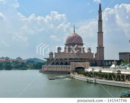 A mosque in Kuala Lumpur, Malaysia that's perfect for Instagram photos (the Pink Mosque) A mosque in Kuala Lumpur, Malaysia that's perfect for Instagram photos (the Pink Mosque) 141547746