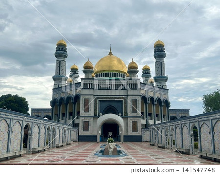 A photogenic mosque in Brunei (New Mosque) A photogenic mosque in Brunei (New Mosque) 141547748
