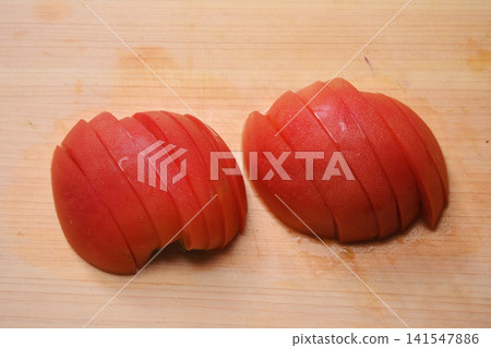 新鮮西紅柿在砧板上切好 新鮮西紅柿在砧板上切好 141547886