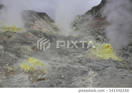 北海道，川湯溫泉，硫磺山（Atosanupuri）：噴氣孔和硫磺的火山景觀。 141548288