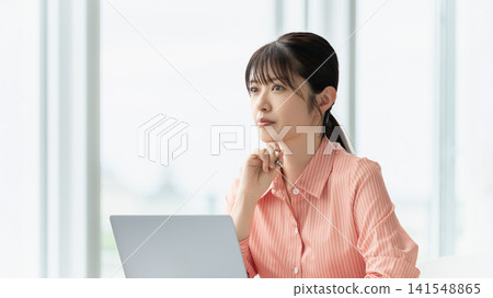 使用電腦的女人/女商人 使用電腦的女人/女商人 141548865
