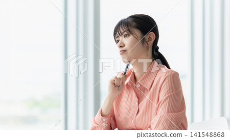 善於思考的女性/女商人 善於思考的女性/女商人 141548868