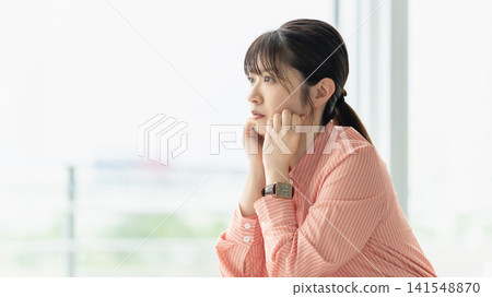 善於思考的女性/女商人 善於思考的女性/女商人 141548870