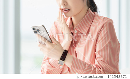 一位女士/女商人對自己的智慧型手機感到驚訝 141548871