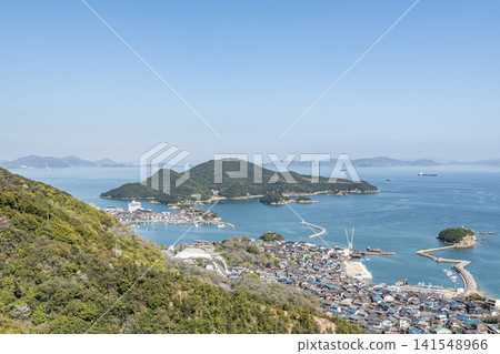在陽光明媚的日子裡，廣島縣福山市鞆之浦及其周邊城鎮的景色。 141548966