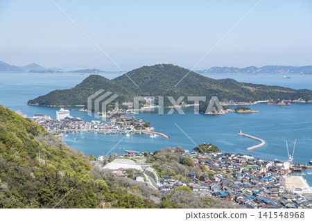 在陽光明媚的日子裡，廣島縣福山市鞆之浦及其周邊城鎮的景色。 141548968