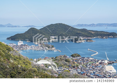 在陽光明媚的日子裡，廣島縣福山市鞆之浦及其周邊城鎮的景色。 141548969