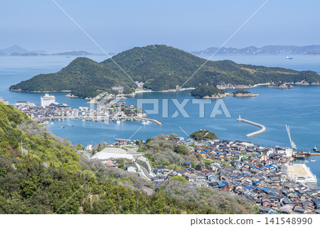 在陽光明媚的日子裡，廣島縣福山市鞆之浦及其周邊城鎮的景色。 141548990