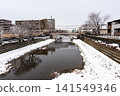 Snow-covered Nogawa River and Keio Line, between Shibasaki Station and Kokuryo Station, Kikunodai, Chofu City, Tokyo 141549346