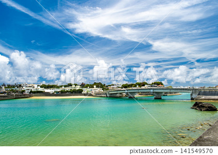 Beach and bridge on Oujima Island, Nanjo City, Okinawa Prefecture Beach and bridge on Oujima Island, Nanjo City, Okinawa Prefecture 141549570