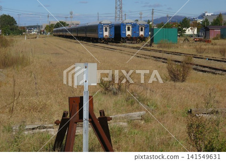 Blue train cars destined for disposal, which were being held at Akita Port. 141549631