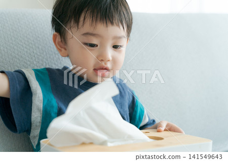 一個掏出紙巾的男孩 141549643