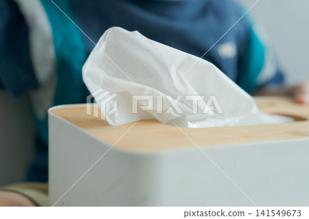 A boy who pulls out tissues A boy who pulls out tissues 141549673