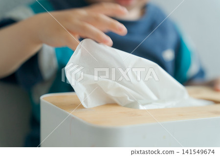 一個掏出紙巾的男孩 一個掏出紙巾的男孩 141549674