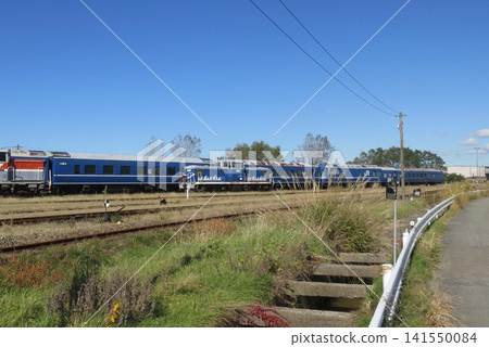 Blue train cars destined for disposal, which were being held at Akita Port. 141550084