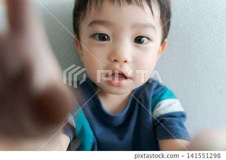 男孩坐在沙發上的特寫鏡頭 男孩坐在沙發上的特寫鏡頭 141551298