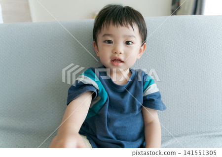 男孩坐在沙發上的特寫鏡頭 141551305