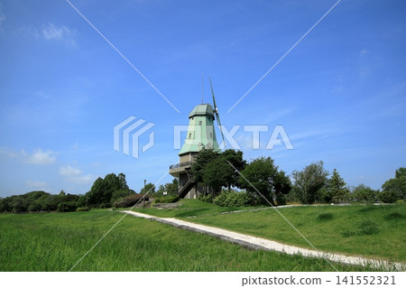 霞浦綜合公園的景色,藍天白雲,風車繚繞。 霞浦綜合公園的景色,藍天白雲,風車繚繞。 141552321