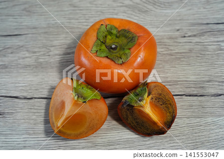 Cut Kinokawa persimmons and Fuyu persimmons from Kudoyama Cut Kinokawa persimmons and Fuyu persimmons from Kudoyama 141553047