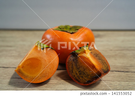 Fuyu persimmons and Kinokawa persimmons from Wakayama Prefecture Fuyu persimmons and Kinokawa persimmons from Wakayama Prefecture 141553052