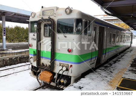 一列 KiHa 40 型柴油動車組列車停靠在富良野站。 一列 KiHa 40 型柴油動車組列車停靠在富良野站。 141553667
