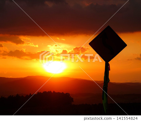 秋日傍晚,夕陽緩緩西沉,天空映襯著一塊招牌的輪廓。 秋日傍晚,夕陽緩緩西沉,天空映襯著一塊招牌的輪廓。 141554824
